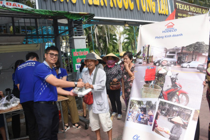 MANG BỮA CƠM YÊU THƯƠNG ĐẾN NGƯỜI KHÓ KHĂN TẠI THÀNH PHỐ VŨNG TÀU
